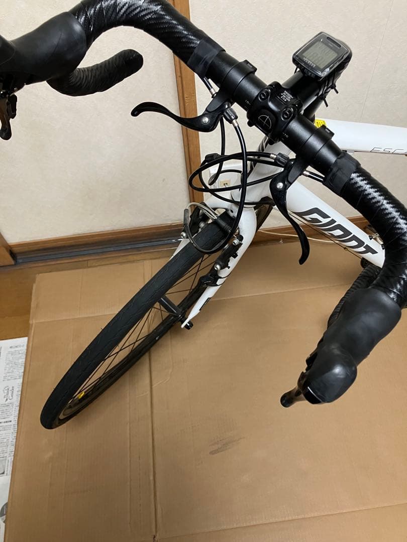 GIANT ESCAPE R DROPホワイトクロスバイク 速度計、鍵付き