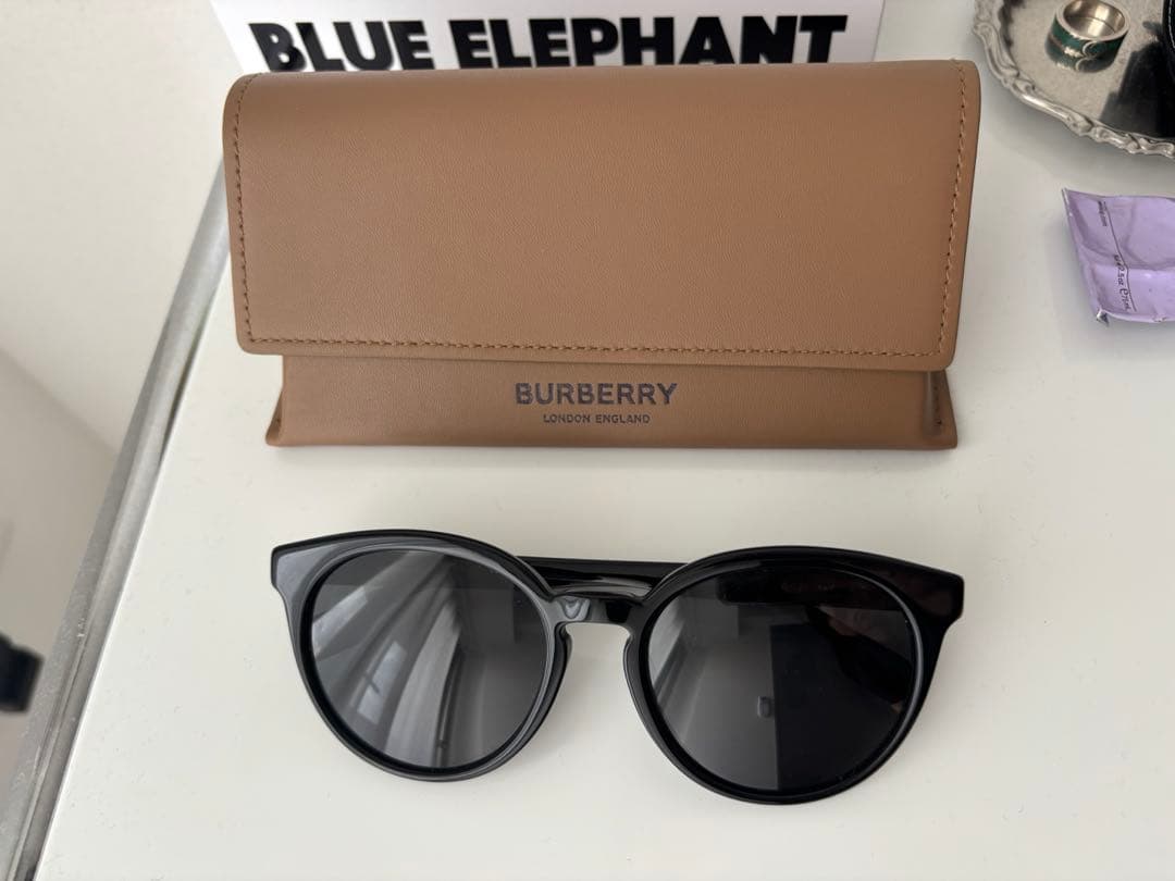 Burberry 丸型サングラス