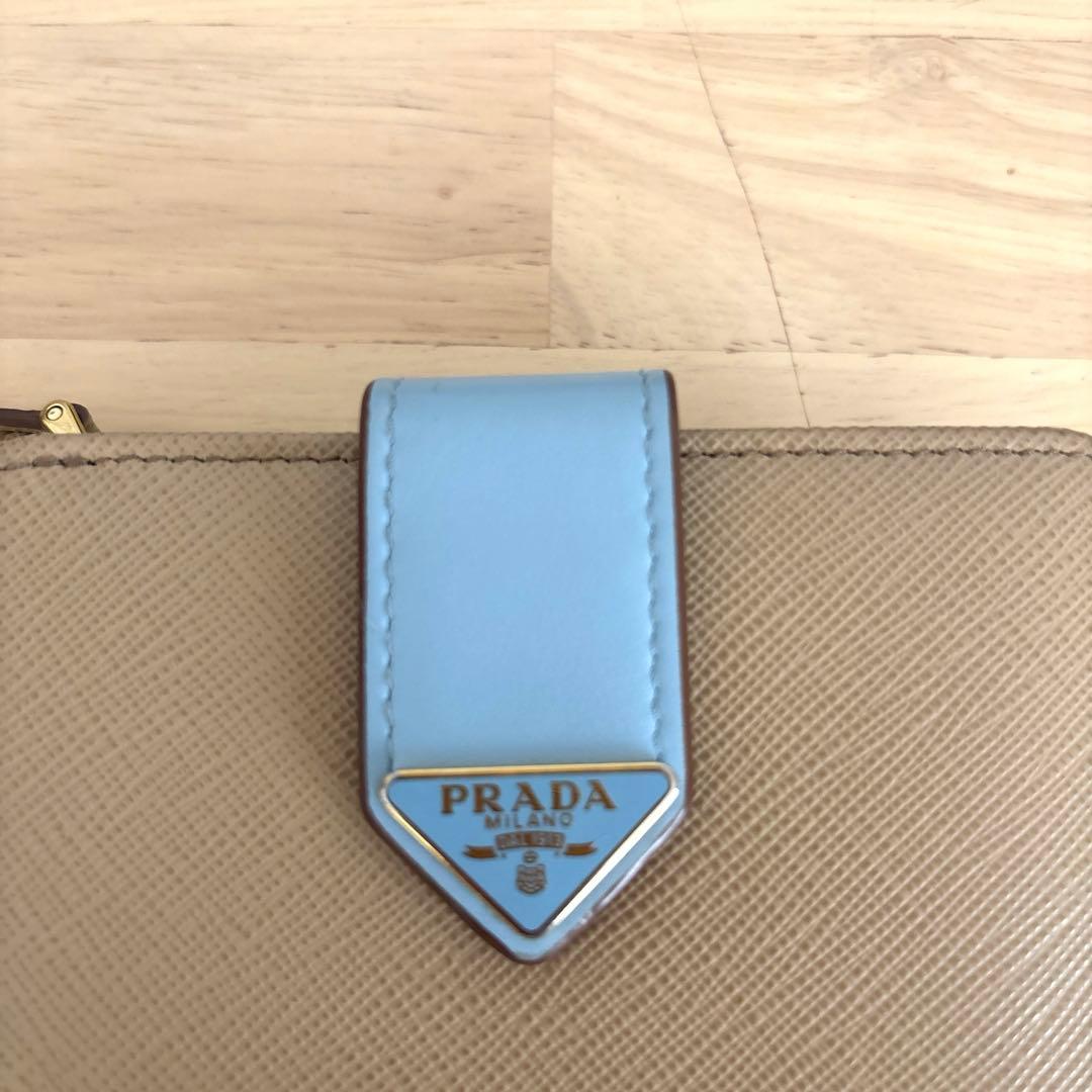 PRADA サフィアーノ 二つ折り財布 ベージュ×水色 バイカラーロゴプレート
