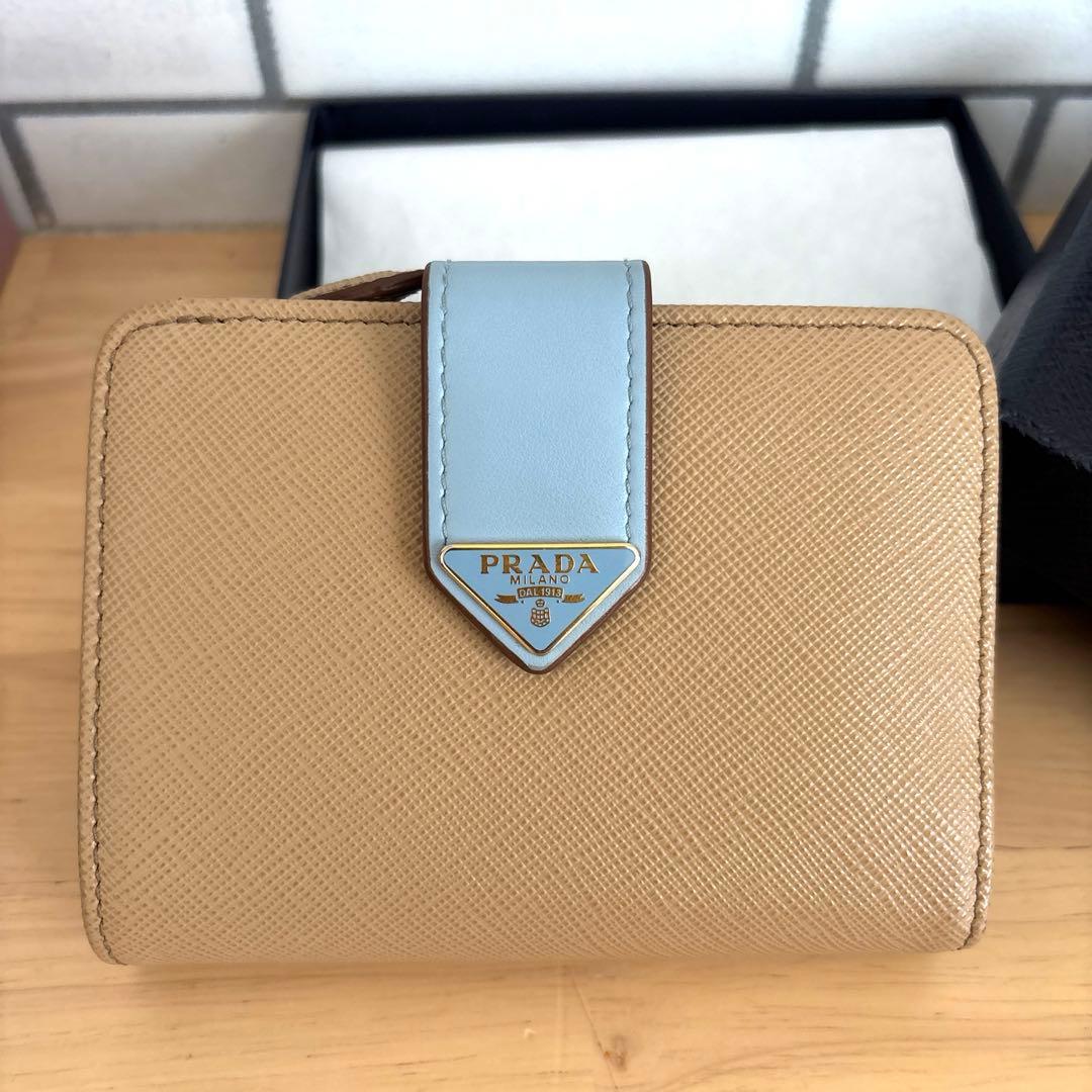 PRADA サフィアーノ 二つ折り財布 ベージュ×水色 バイカラーロゴプレート