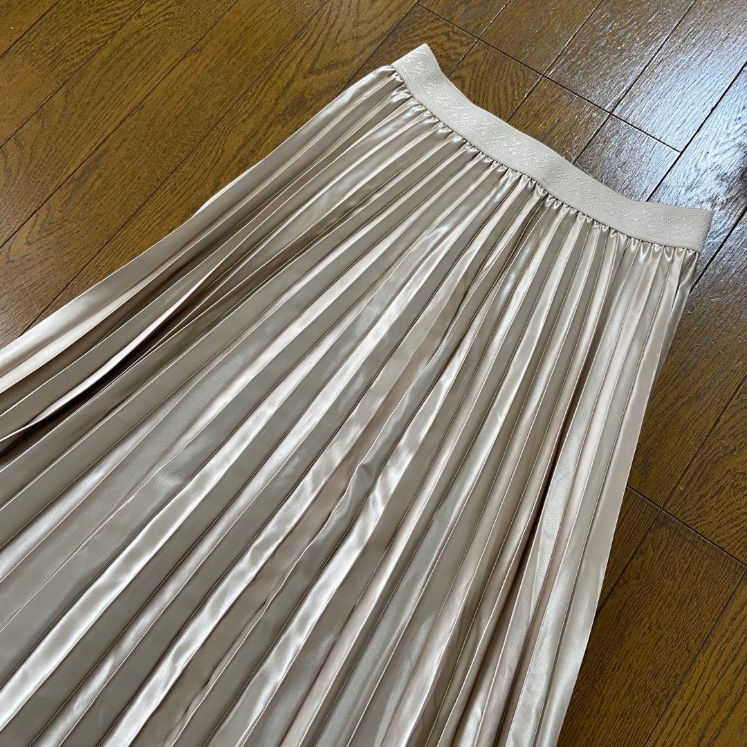 【自由区】ブライトサテンプリーツスカート ウエストロゴ Lサイズ ベージュ