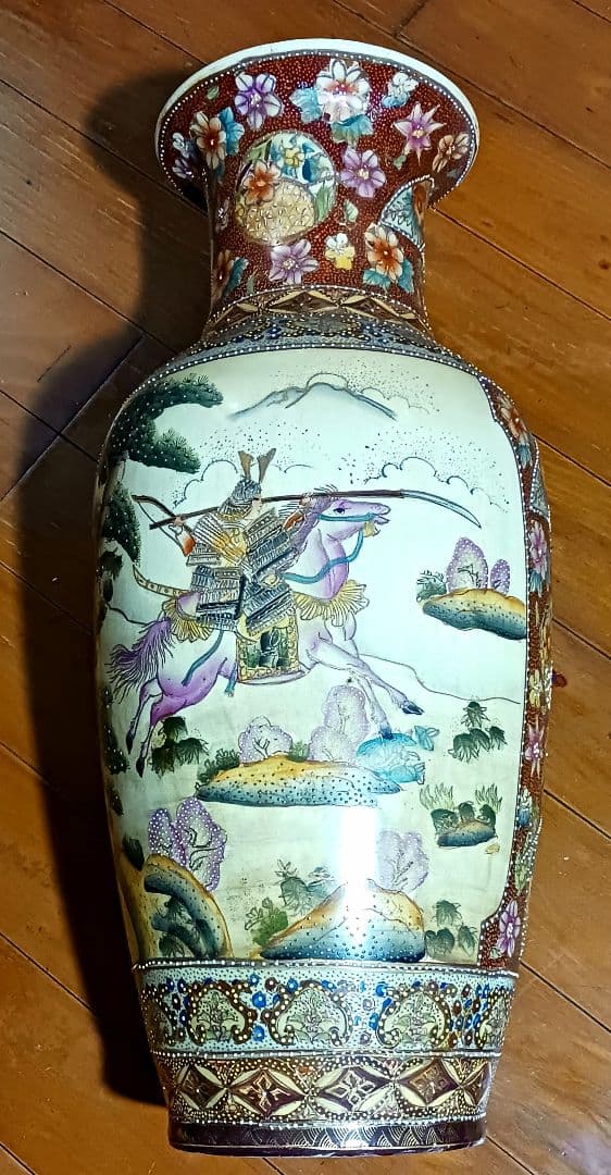 薩摩焼 特大陶器の壺 金彩 武士と馬のデザイン 高さ61.5cm 骨董