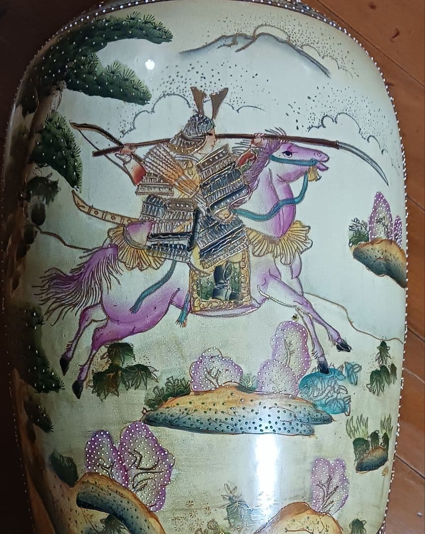薩摩焼 特大陶器の壺 金彩 武士と馬のデザイン 高さ61.5cm 骨董