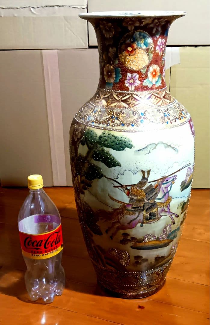 薩摩焼 特大陶器の壺 金彩 武士と馬のデザイン 高さ61.5cm 骨董