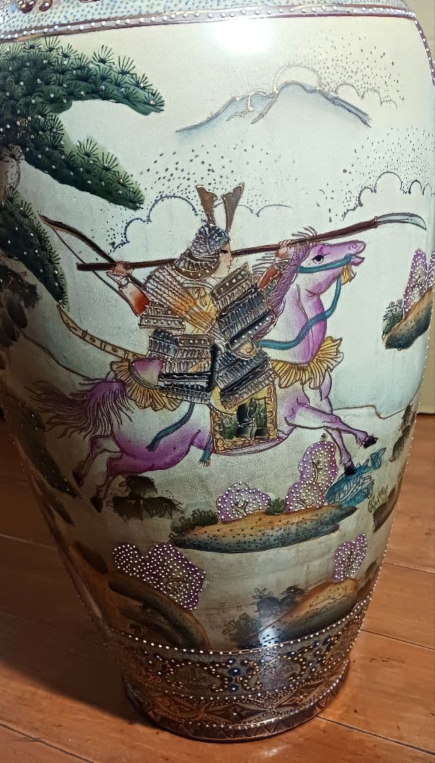 薩摩焼 特大陶器の壺 金彩 武士と馬のデザイン 高さ61.5cm 骨董