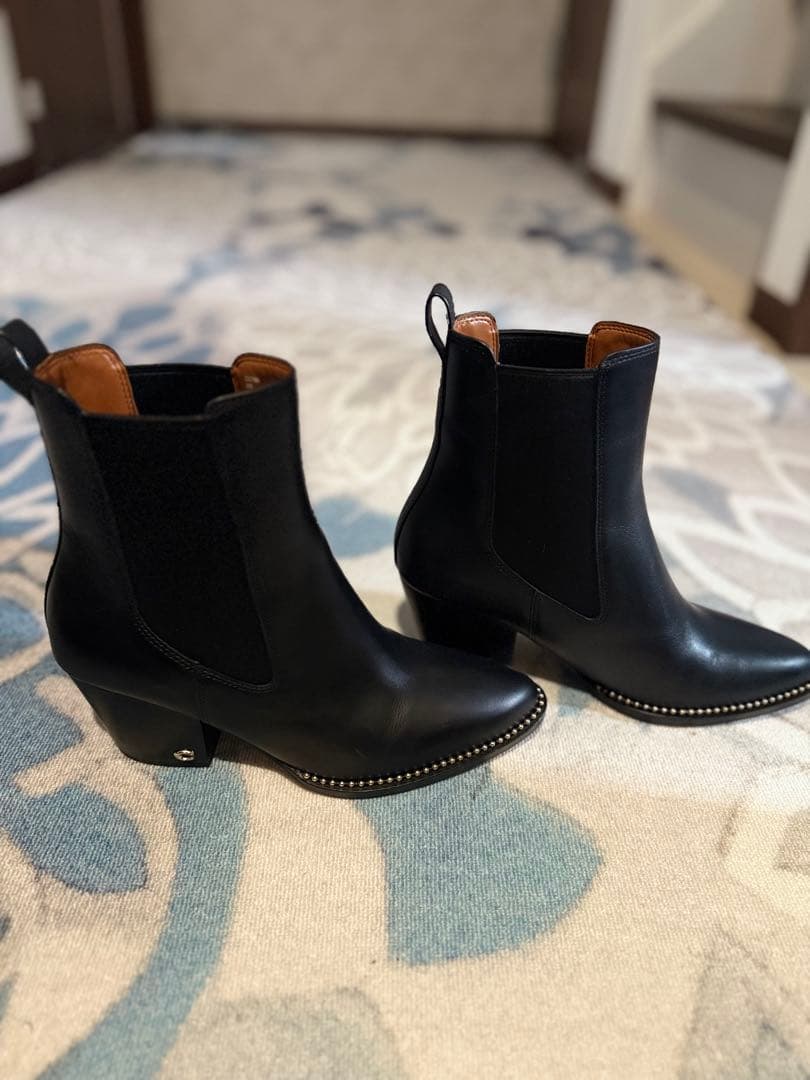 COACH・コーチ　ブラックレザーショートブーツ スタッズ装飾