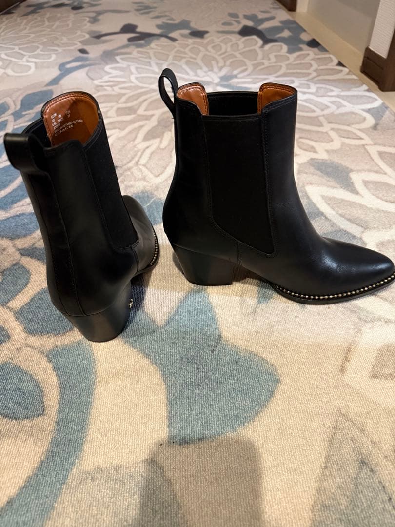 COACH・コーチ　ブラックレザーショートブーツ スタッズ装飾