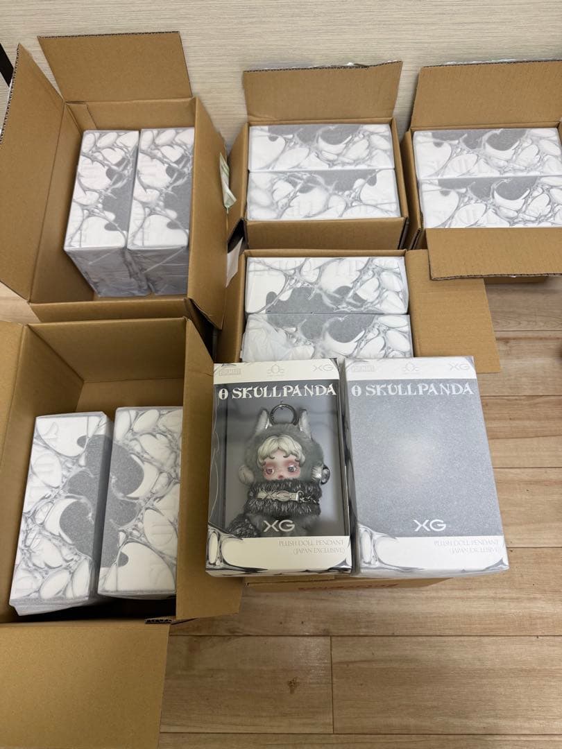 POPMART SKULLPANDA XG ぬいぐるみペンダント 日本限定。