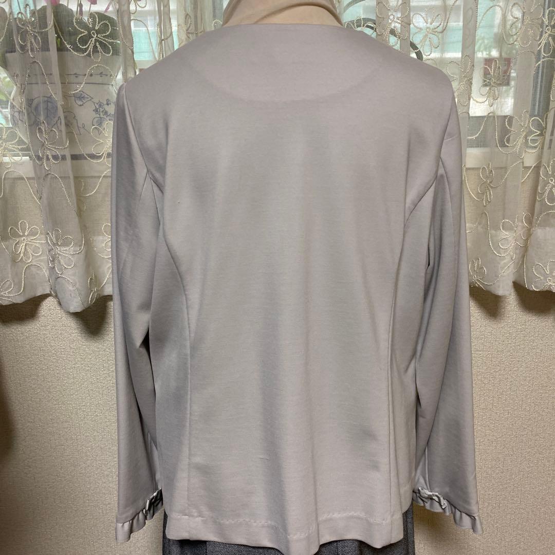 スーパービューティ花飾り付き薄いグレー長袖トップス新品未使用
