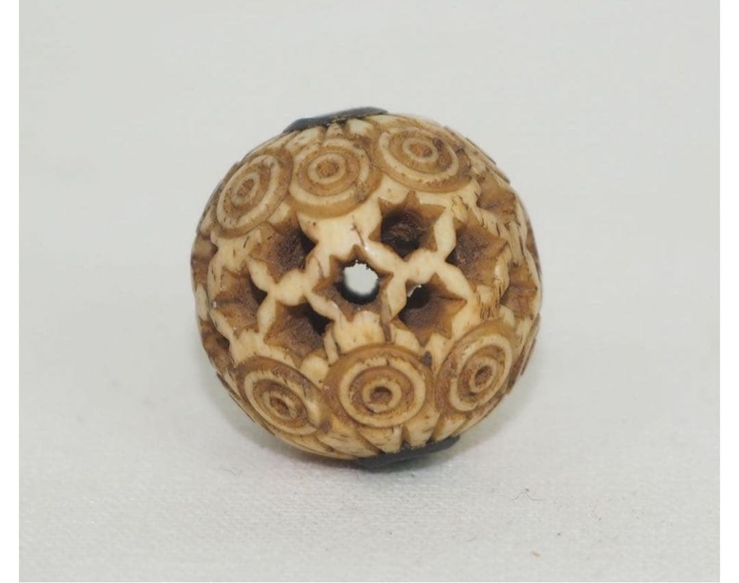 送料無料　時代物　鹿角彫　透かし彫り緒締玉　径1.9cm