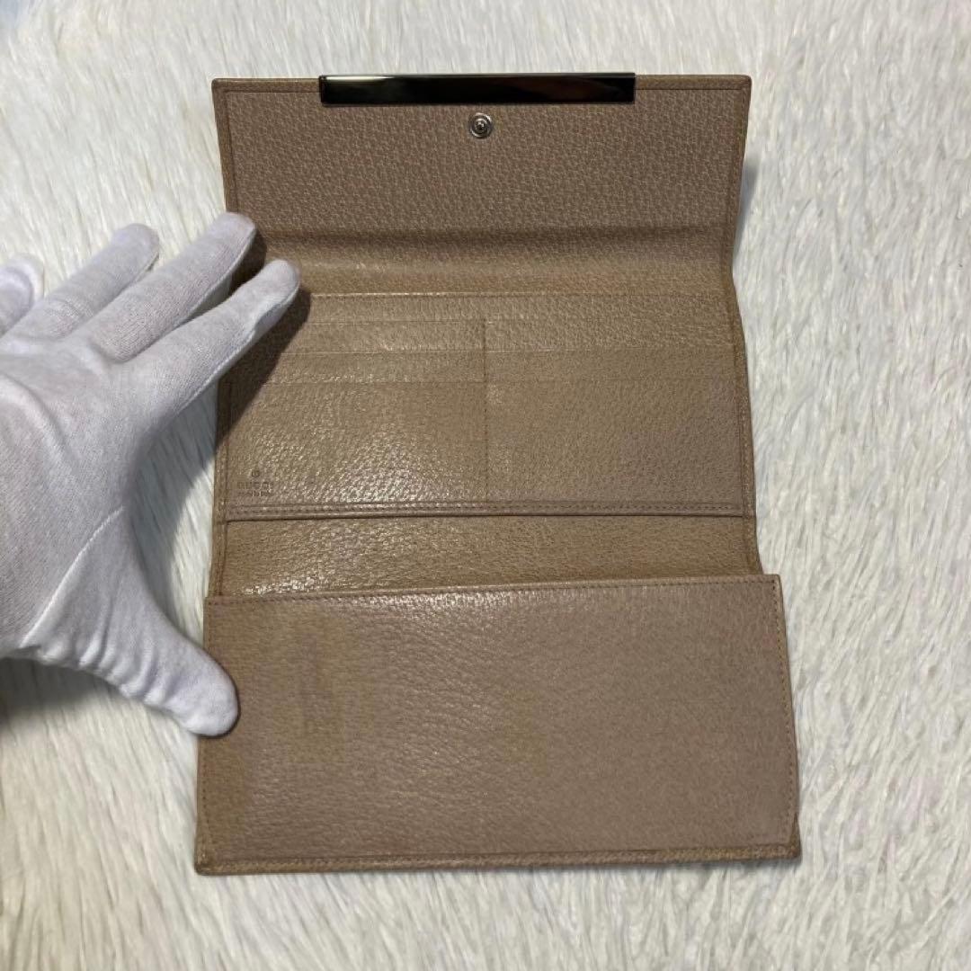 人気シリーズ　美品　GUCCI グッチ　三つ折り　長財布　ベージュ　グレー　灰色