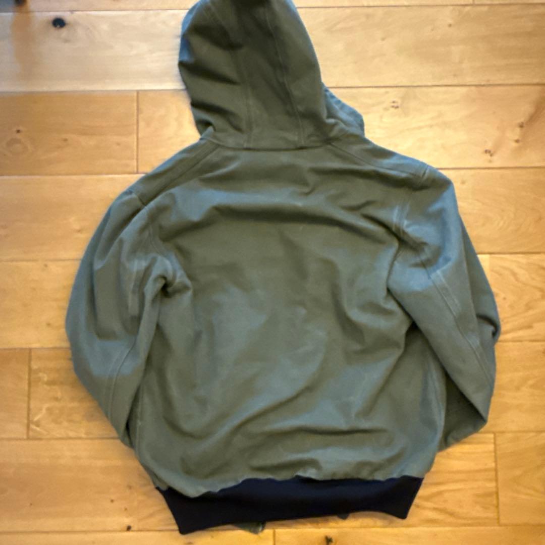 Carhartt アクティブジャケット　黒ロゴ