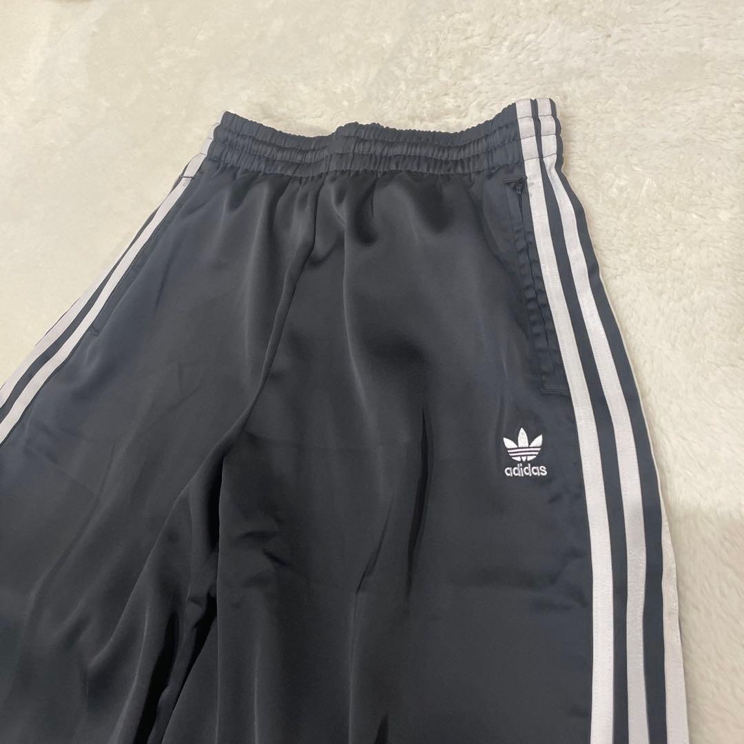 美品adidas サイズLワイドサテンレッグパンツ　トラックパンツ