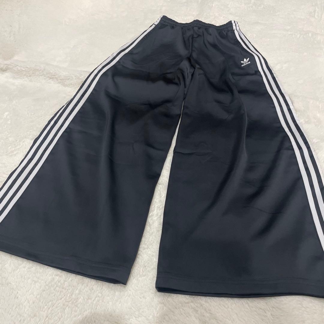 美品adidas サイズLワイドサテンレッグパンツ　トラックパンツ