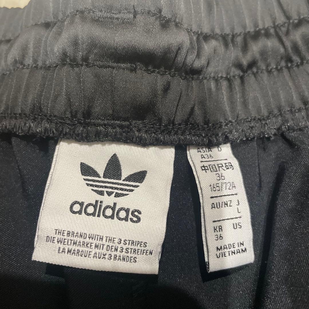 美品adidas サイズLワイドサテンレッグパンツ　トラックパンツ