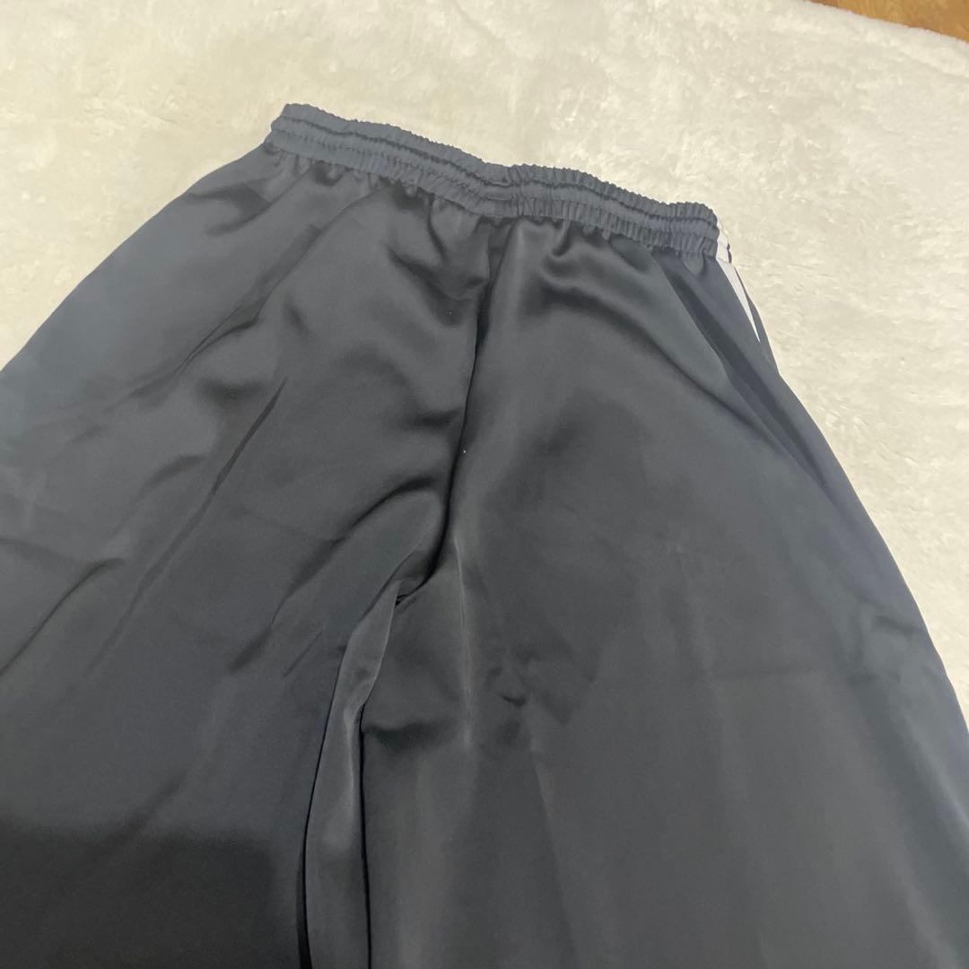 美品adidas サイズLワイドサテンレッグパンツ　トラックパンツ