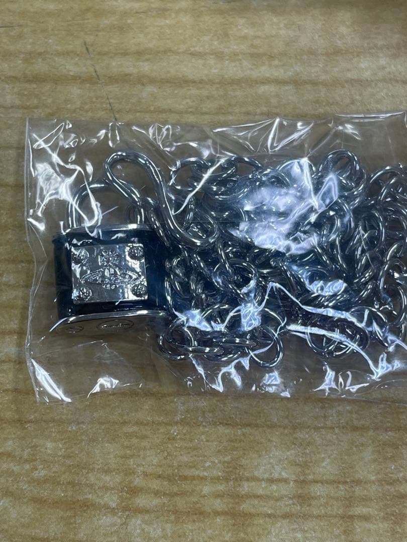 ロック付き金属ネックレス ポーチ付き