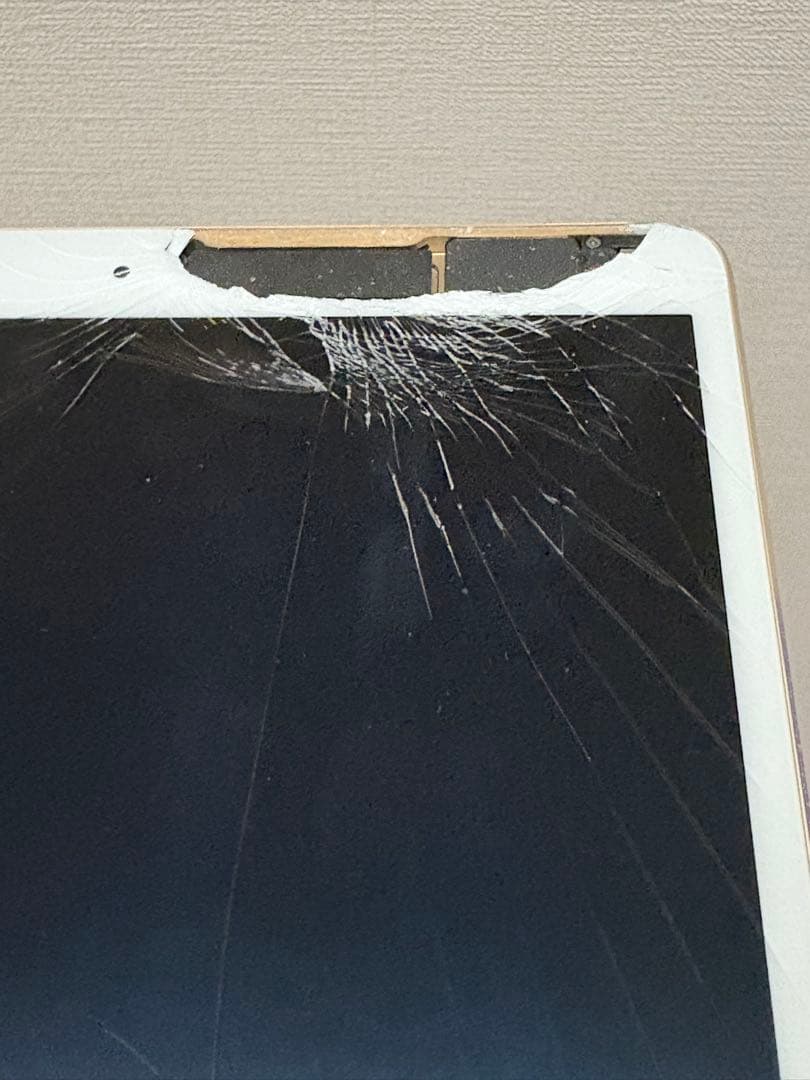 iPad ゴールド 画面ひび割れあり