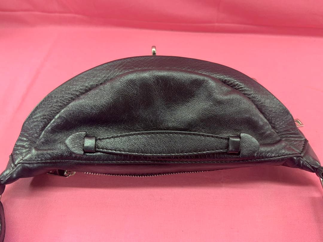 美品　AULENTTI オウレンティ　ボディバッグ　黒　レザー