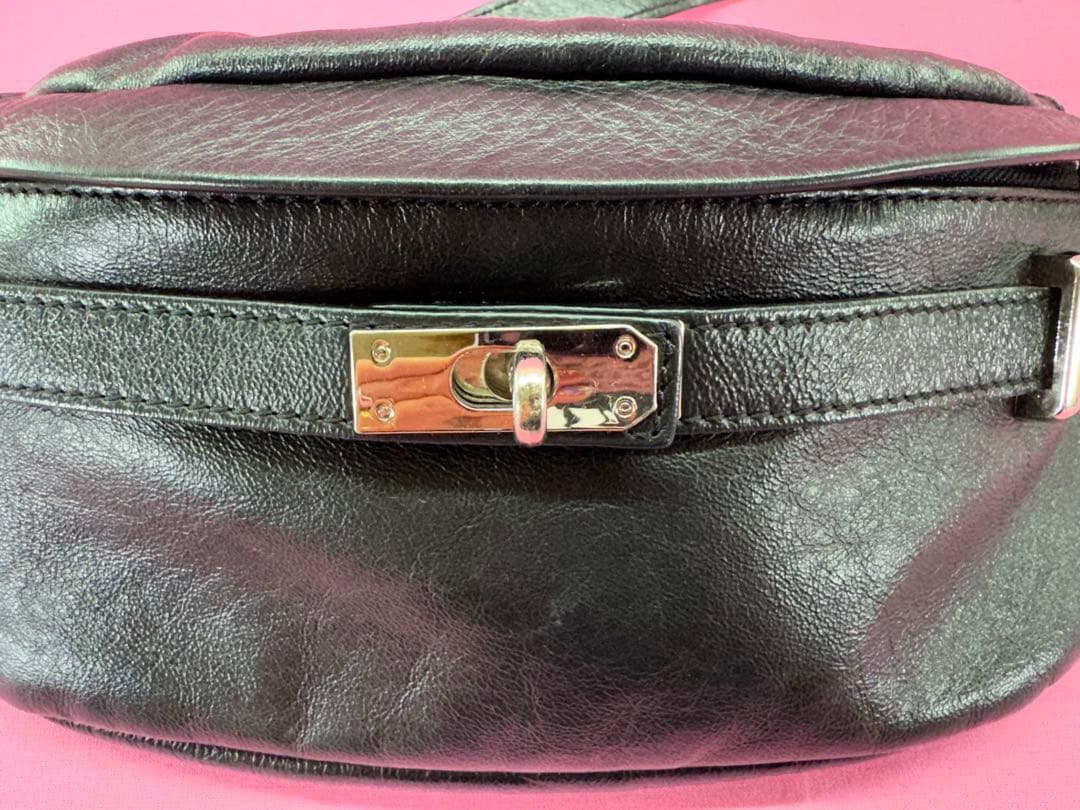 美品　AULENTTI オウレンティ　ボディバッグ　黒　レザー