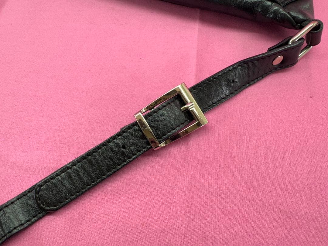 美品　AULENTTI オウレンティ　ボディバッグ　黒　レザー