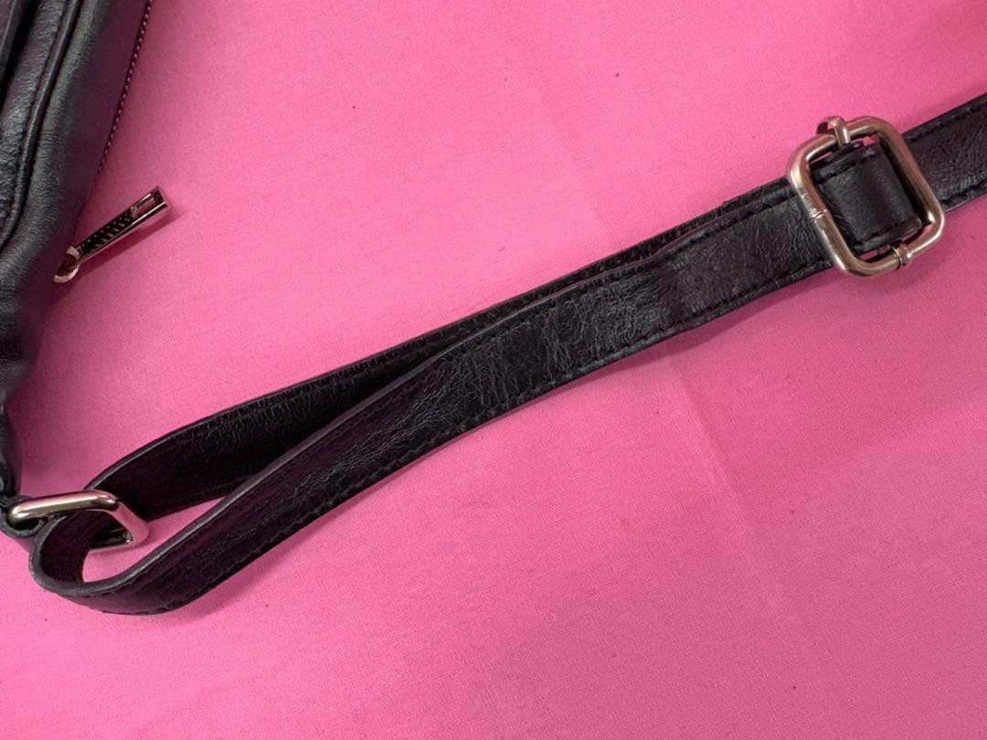 美品　AULENTTI オウレンティ　ボディバッグ　黒　レザー
