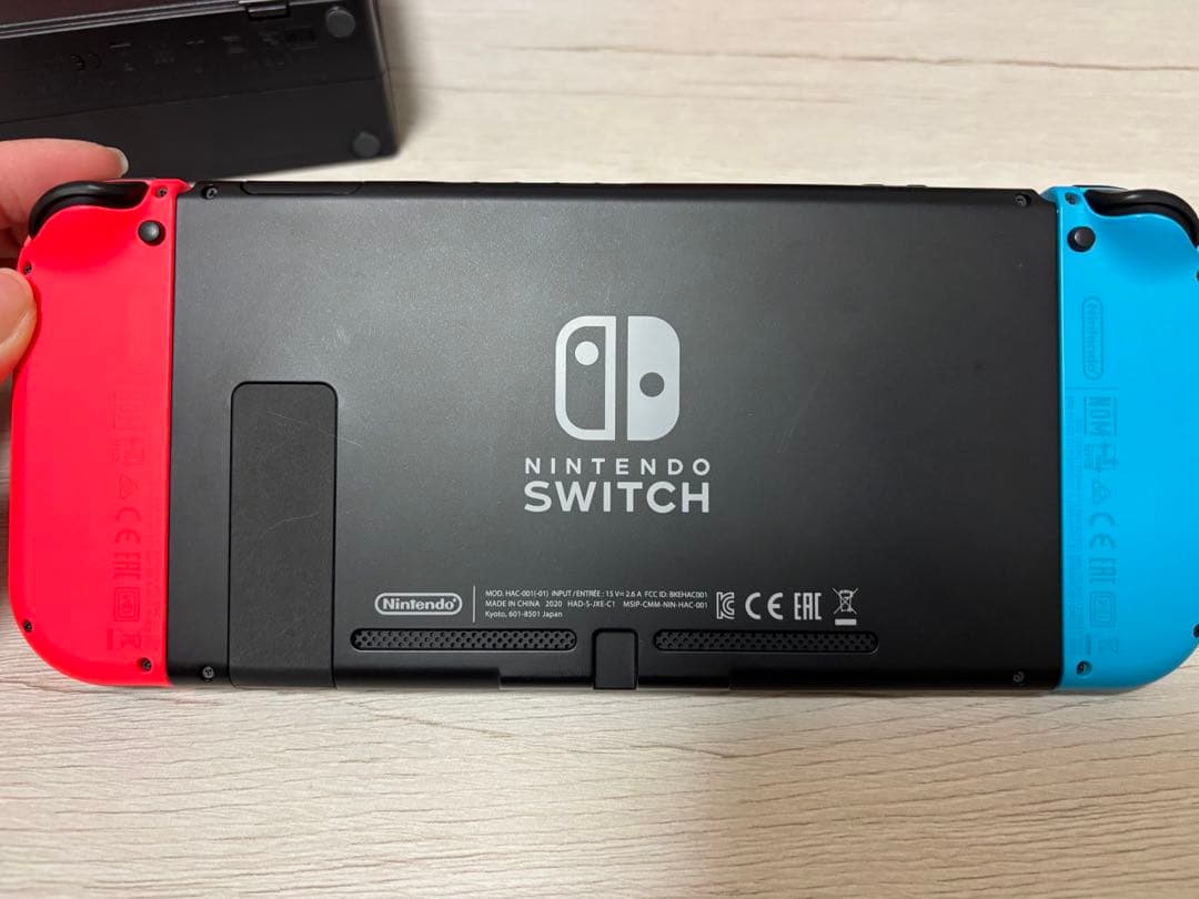 照*り様 Nintendo Switch 本体 青と赤のジョイコン