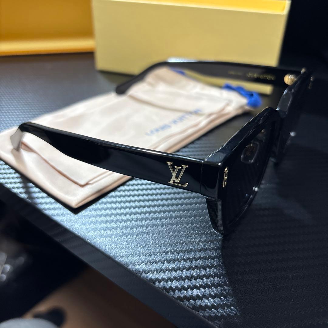 LOUIS VUITTON ブラックサングラス