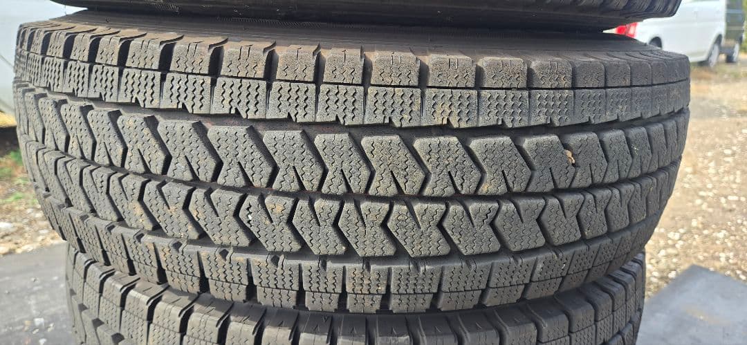 アキラ BLIZZAK スタッドレスタイヤ 195/80R15インチ