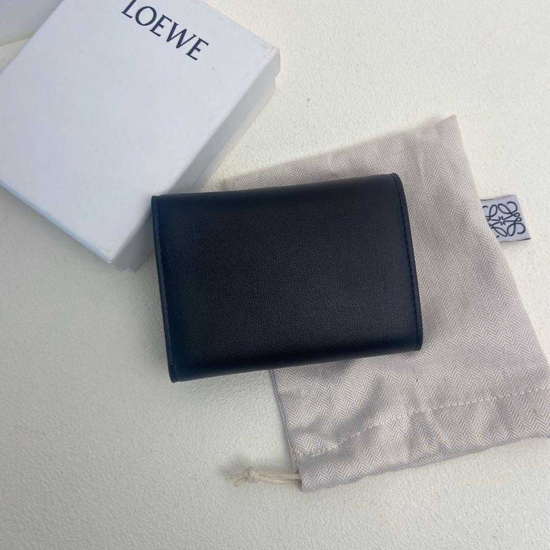 LOEWE プラックレザー 三つ折り財布（ゴールドロゴ付き）