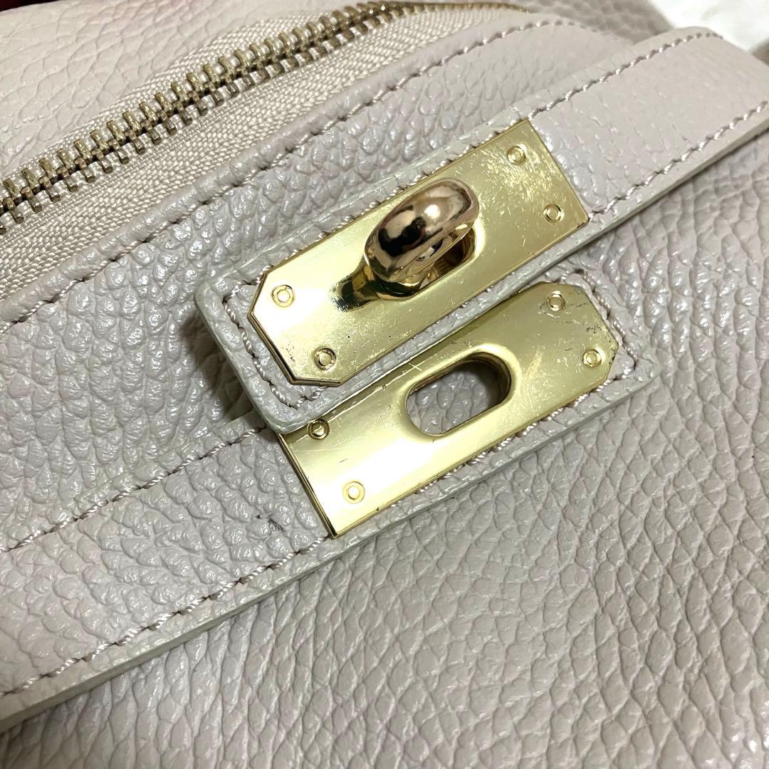 AULENTTI オウレンティ 金具付きレザーボディバッグ シボ革