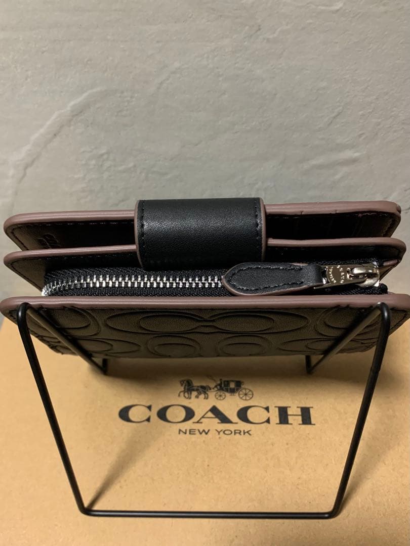 ✨️新品未使用✨️COACH エンボス加工 ブラック 二つ折り財布