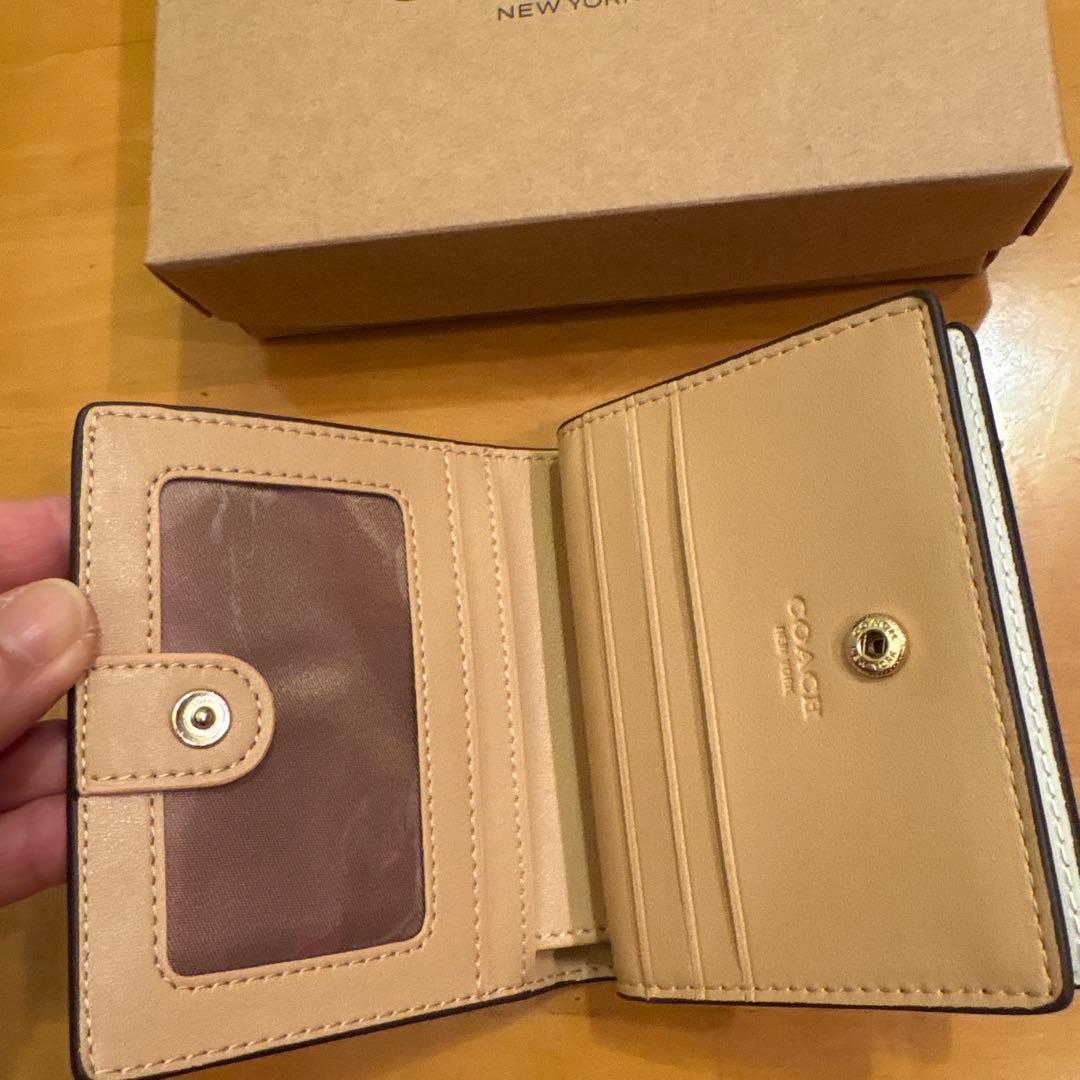 お値下げです。　COACH コーチ　二つ折り　花柄　 ミニ財布　箱付き　新品