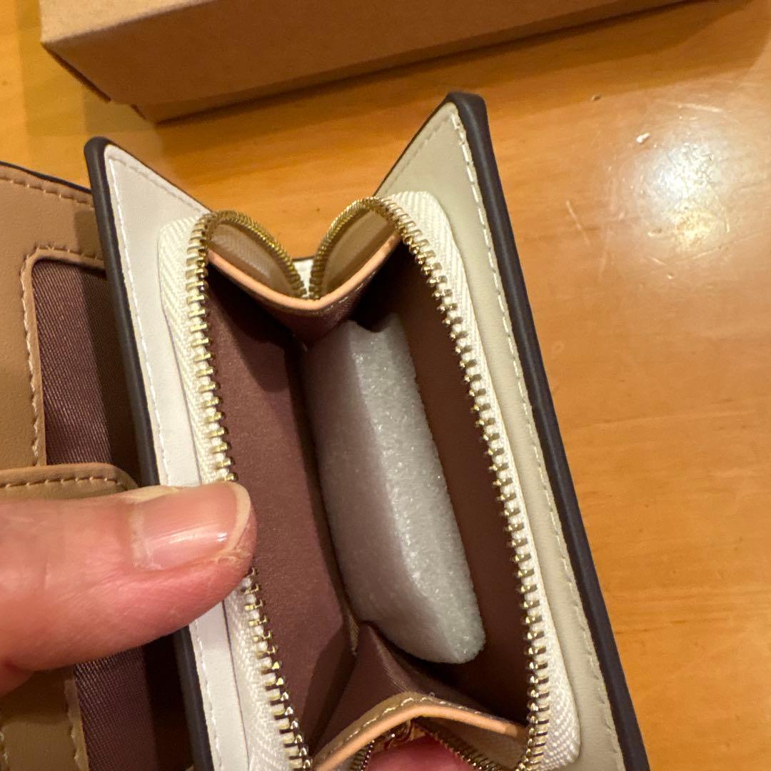 お値下げです。　COACH コーチ　二つ折り　花柄　 ミニ財布　箱付き　新品