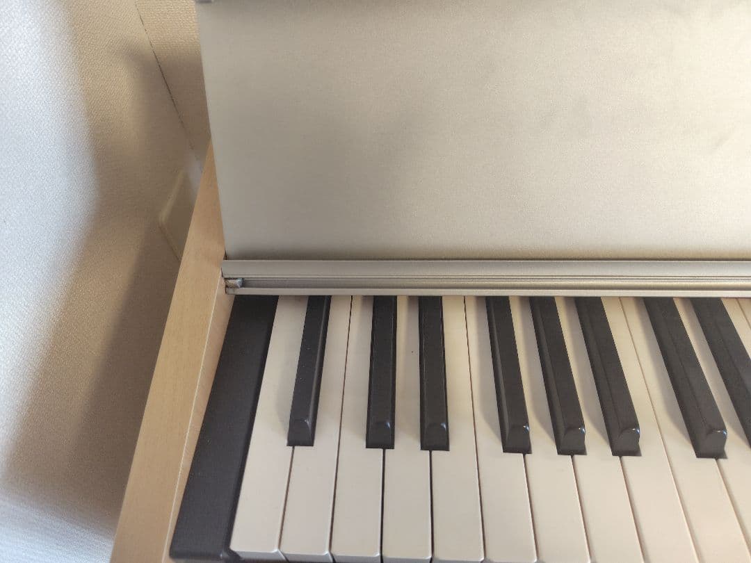ROLAND　F100 電子ピアノ