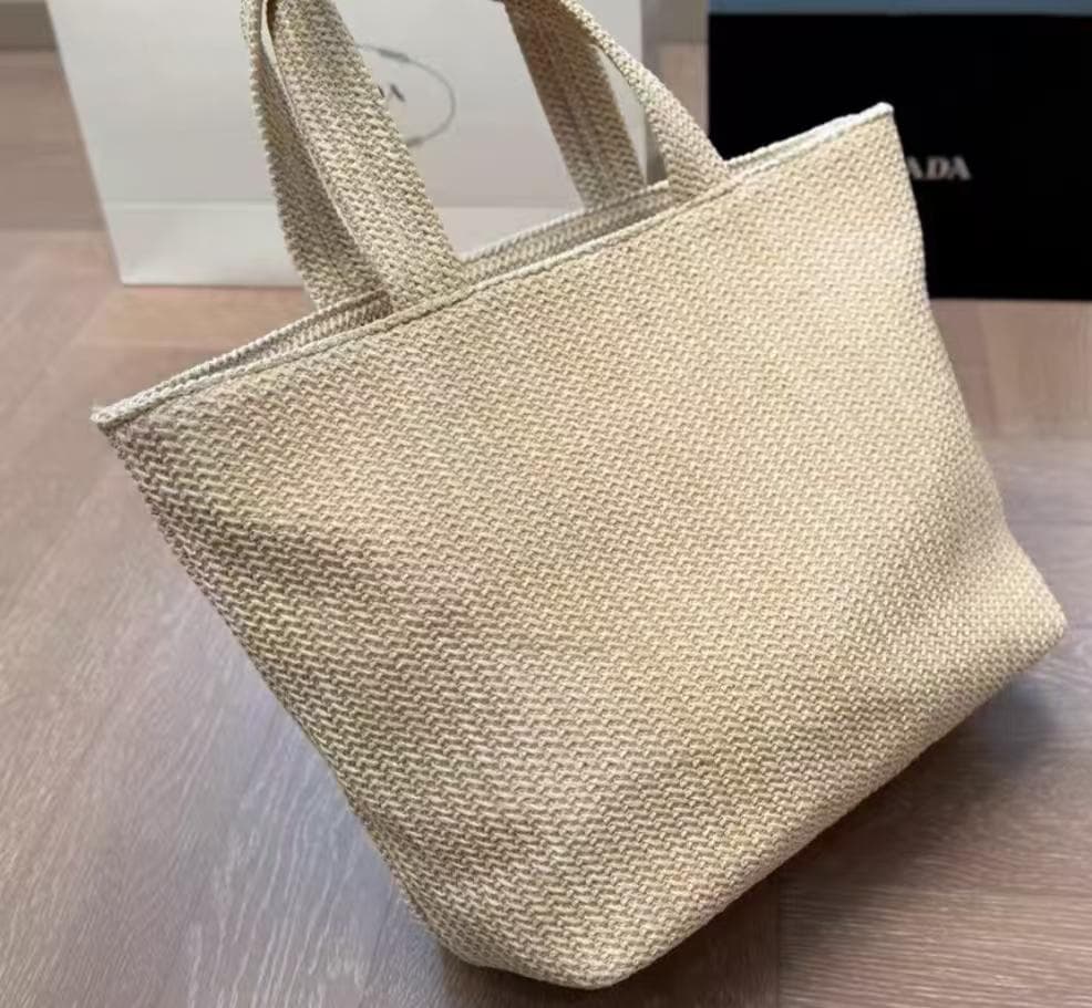 Pradaラフィアトートバッグ