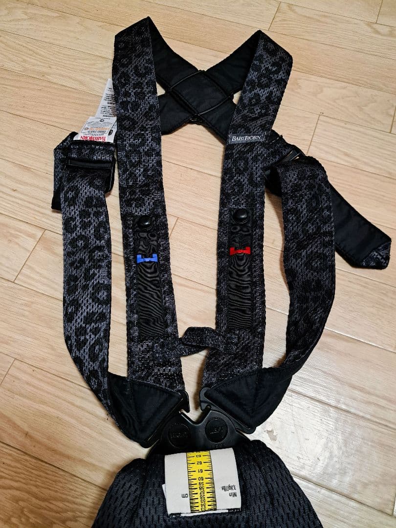 美品BABYBJÖRN ベビーキャリアMINI 抱っこ紐 ブラック　レオパード