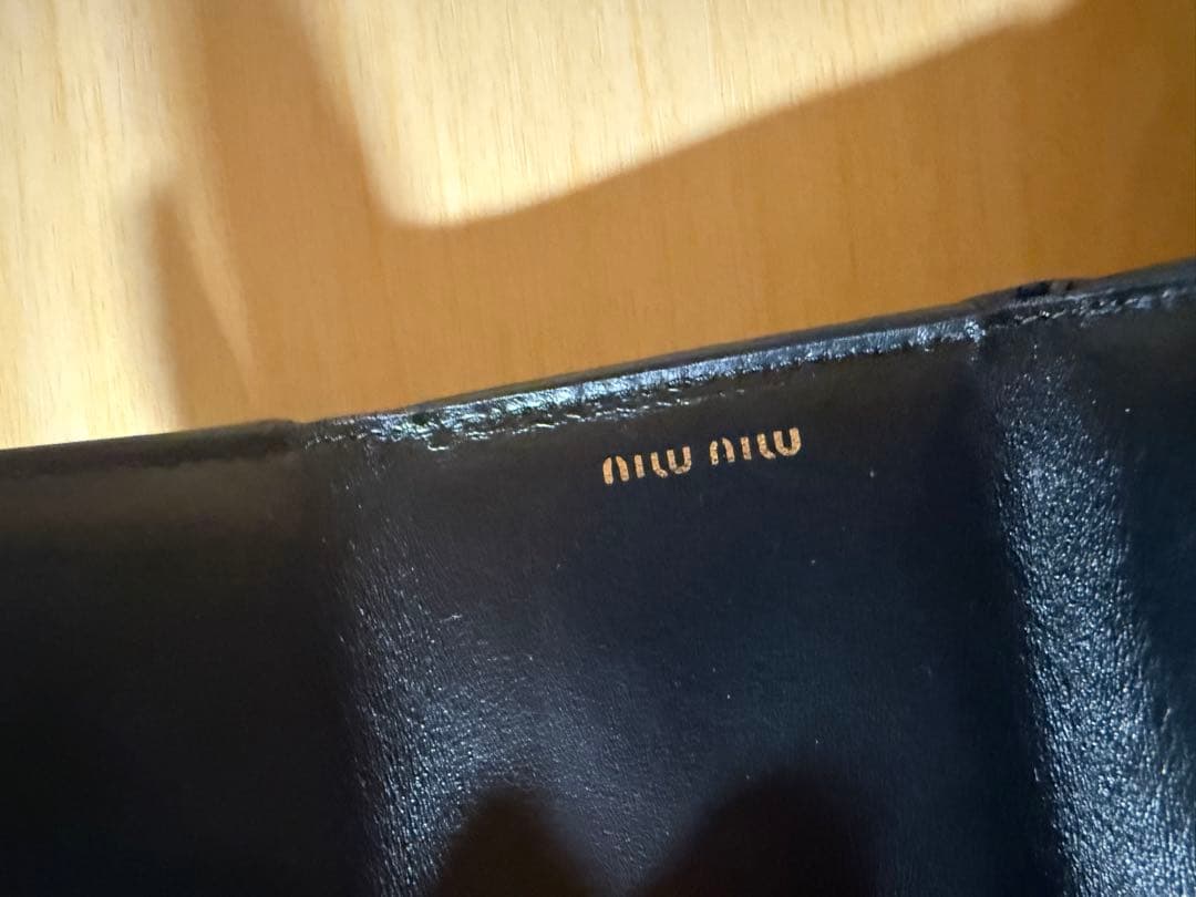 miu miu エンボスクロココンパクトウォレット