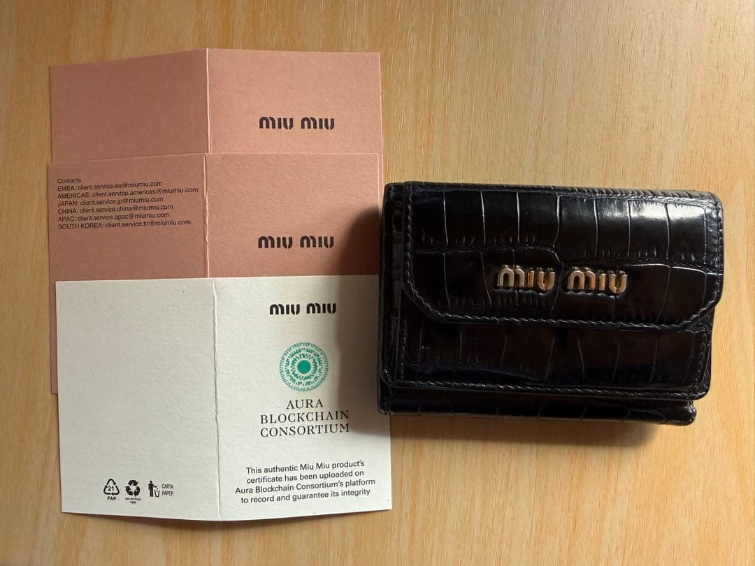 miu miu エンボスクロココンパクトウォレット