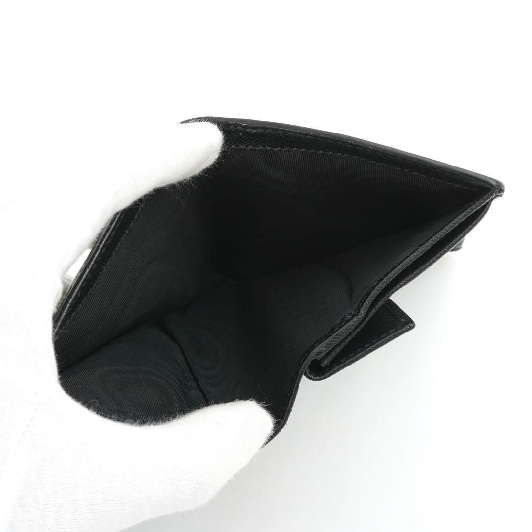 ぷー　✨極上美品✨　プラダ　二つ折り　三角プレート　トライアングル