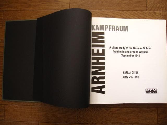 洋書 Kampfraum Arnheim: A Photo Study of