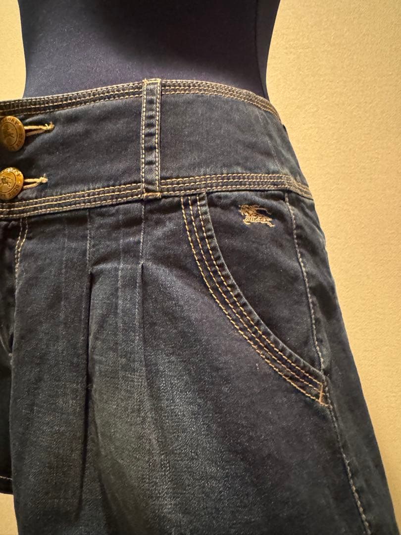 美品✨バーバリーブルーレーベル　デニムショートパンツ　コロンボタン✨ロゴ