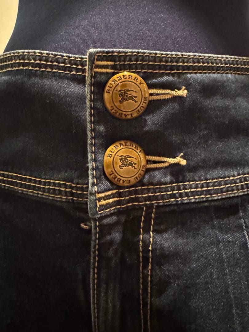 美品✨バーバリーブルーレーベル　デニムショートパンツ　コロンボタン✨ロゴ
