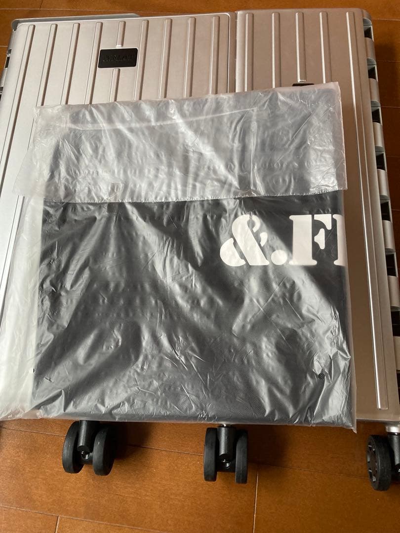 【機内持ち込み】 &FLAT 世界最薄 折りたたみキャリーケース 35Lシルバー
