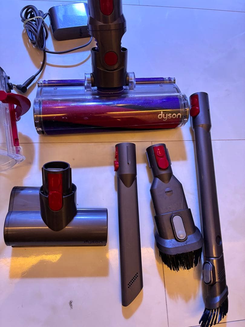 Dyson SV12コードレスクリーナー ダイソン　バッテリー無し