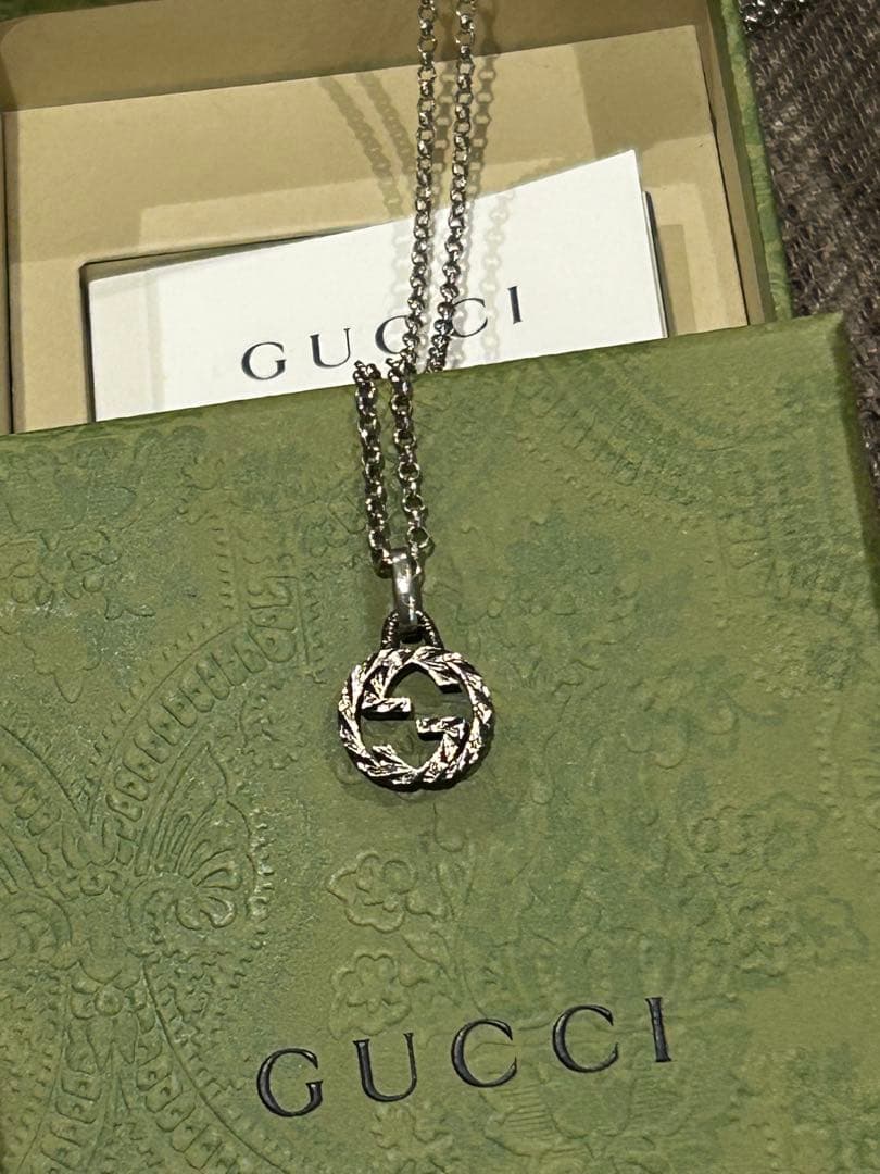 GUCCI シルバーネックレス ロゴペンダント