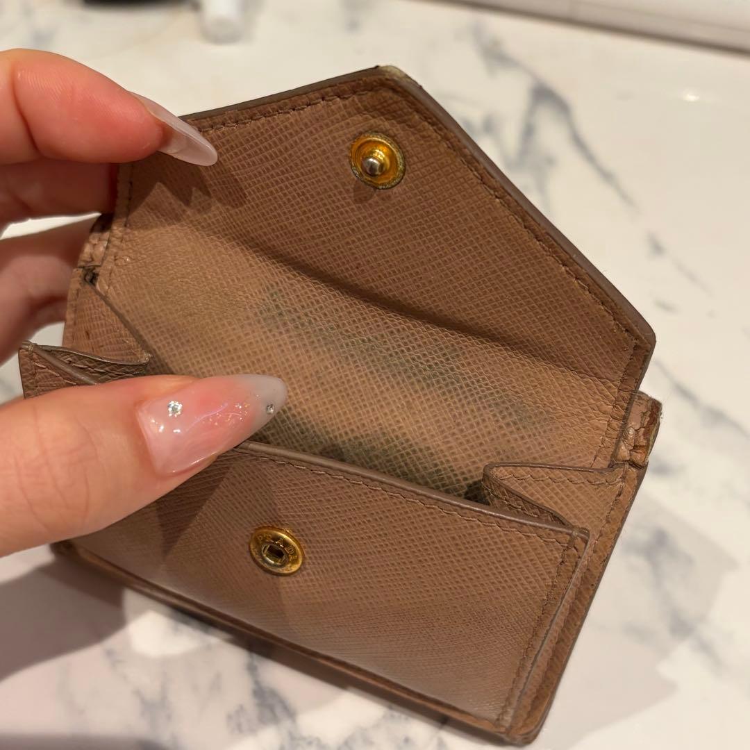 PRADA（プラダ）の三つ折り財布 サフィアーノレザー素材