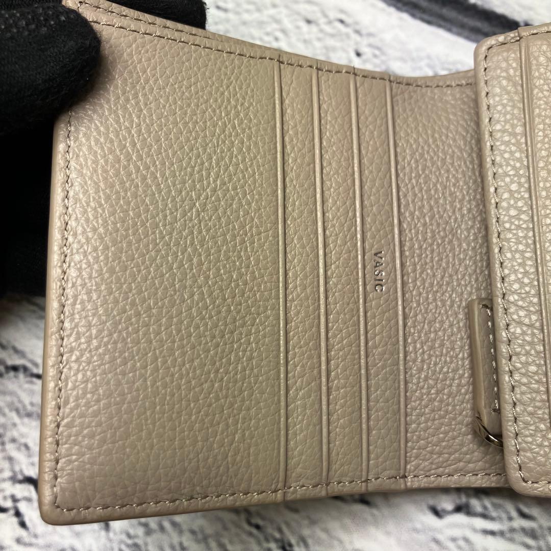 ほぼ新品✨VASIC ヴァジック シボ革 レザー グレージュ 二つ折り財布