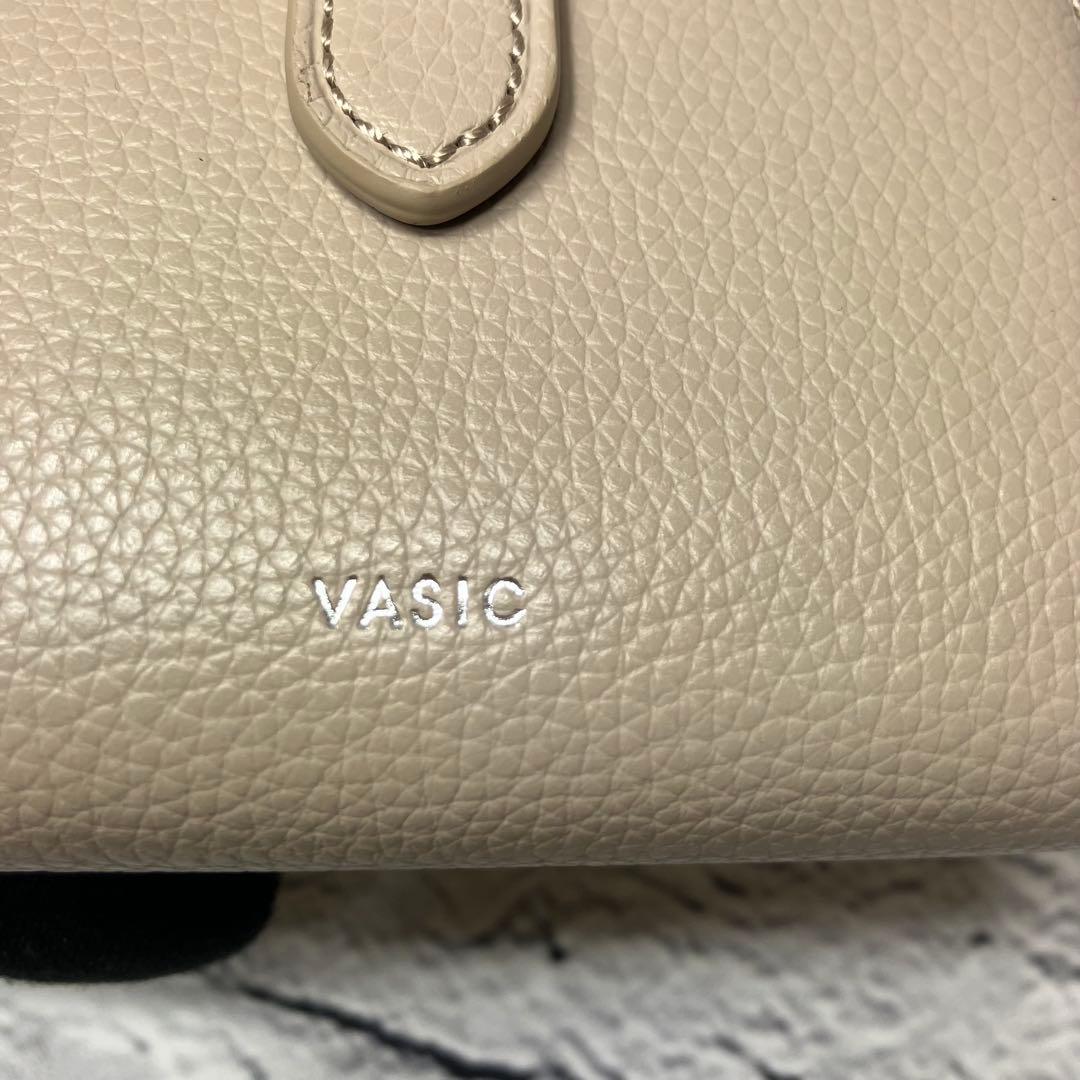 ほぼ新品✨VASIC ヴァジック シボ革 レザー グレージュ 二つ折り財布
