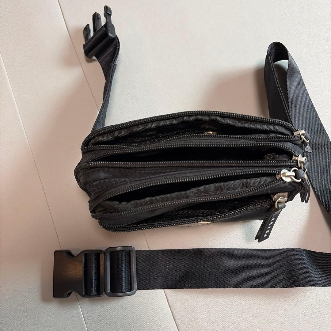 PRADA ブラック ボディバッグ　ヴィンテージ品